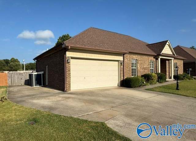 Property at 15905 Landview Ln, Athens, AL 35613, 3 beds, 2 baths