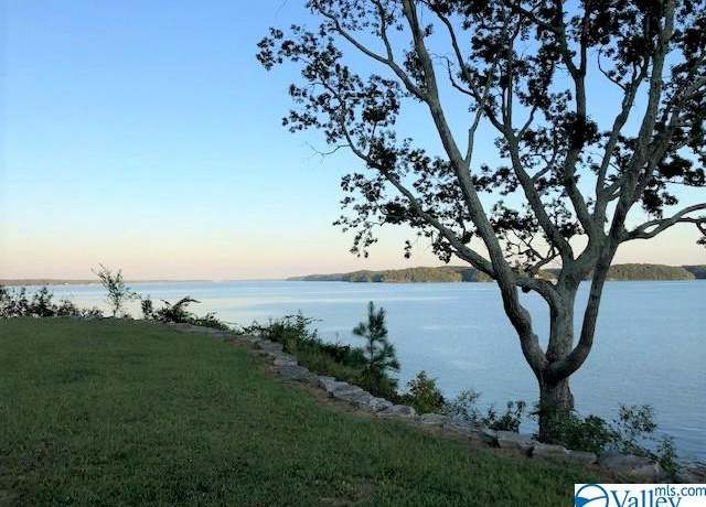 Property at 706 Ridgecliff Dr, Florence, AL 35634