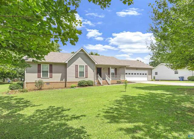 Property at 1106 10th St NW, Arab, AL 35016, 3 beds, 2 baths
