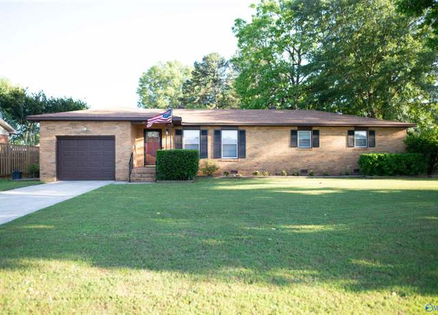Property at 1709 Iris SW, Decatur, AL 35601, 3 beds, 2 baths