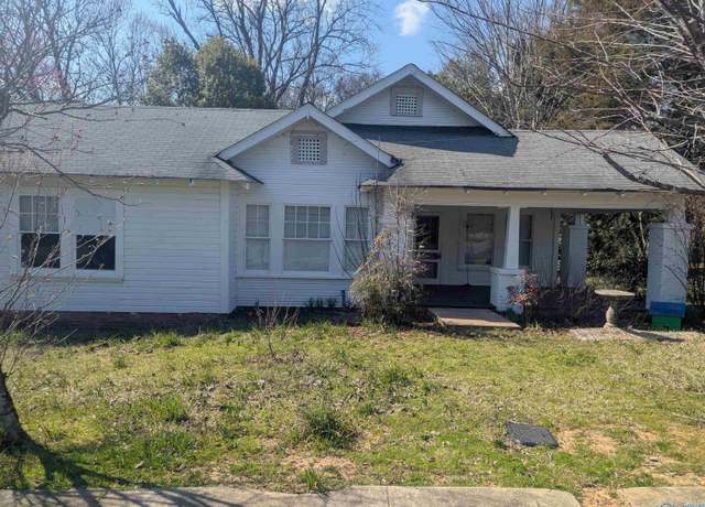 Property at 312 South River St, Centre, AL 35960, 3 beds, 1 bath