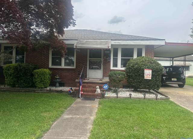 Property at 220 E Walnut St, Gadsden, AL 35903, 3 beds, 1 bath