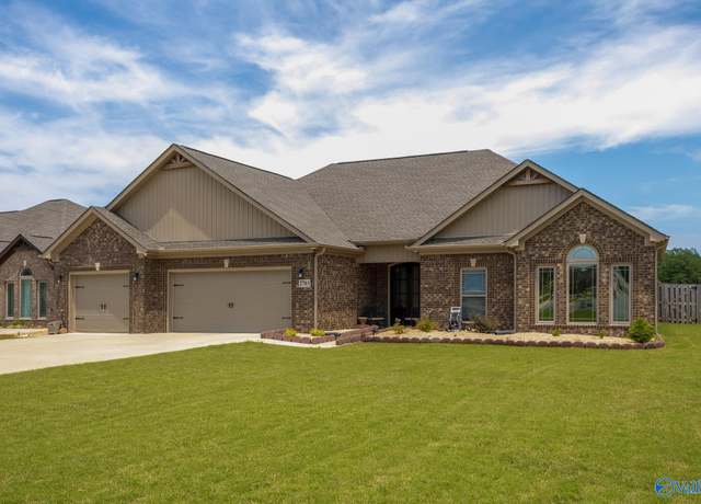 Property at 2703 Apsley Way SW, Decatur, AL 35603, 4 beds, 2.5 baths