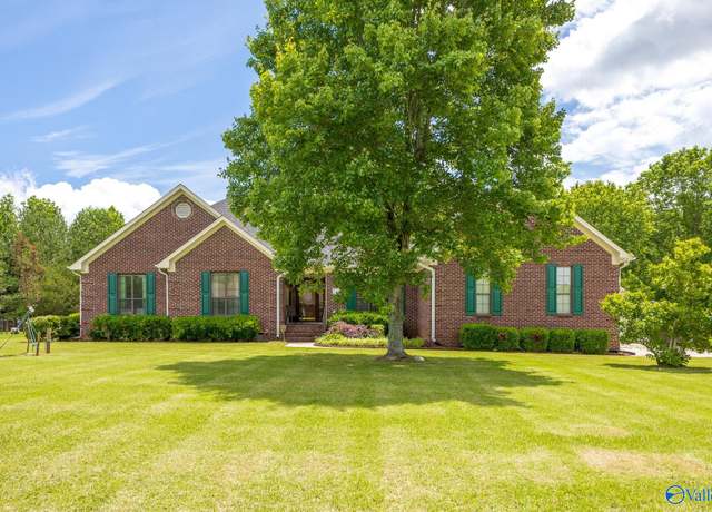 Property at 129 Ivywood Rd, Huntsville, AL 35603, 3 beds, 2 baths