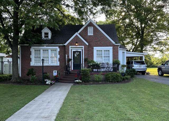 Property at 622 S Market St, Scottsboro, AL 35768, 3 beds, 2 baths