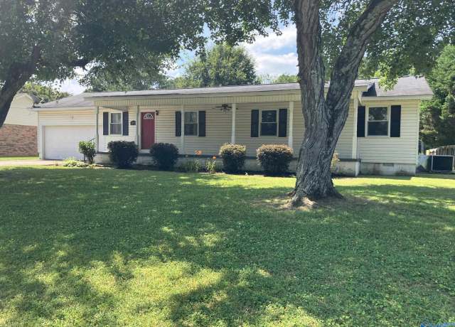 Property at 2723 Longfellow Dr, Decatur, AL 35603, 4 beds, 2 baths