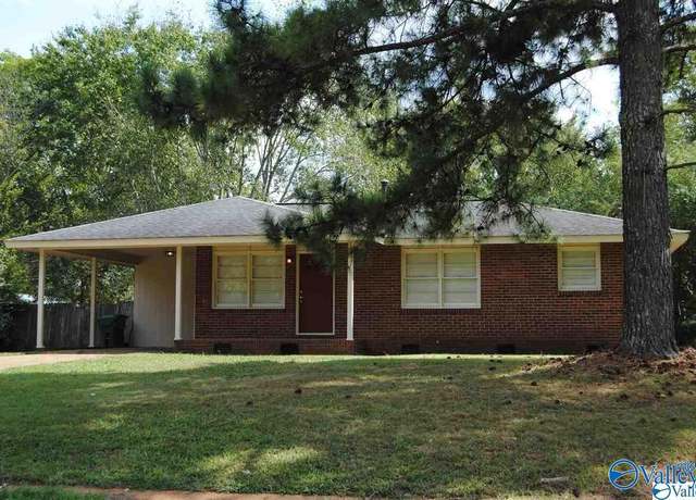 Property at 2208 Glen Iris Cir NW, Huntsville, AL 35810, 3 beds, 1.5 baths