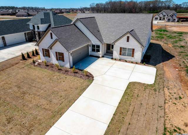 Property at 17677 Carillon Dr, Athens, AL 35611, 5 beds, 3 baths