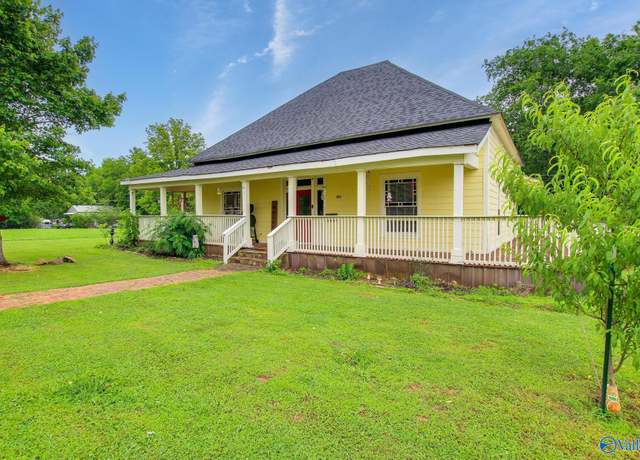 Property at 1034 Main St, Moulton, AL 35650, 1 bed, 1.5 baths
