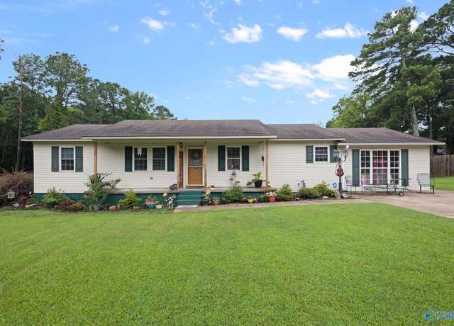 Property at 2272 Hillview St NW, Hartselle, AL 35640, 3 beds, 2.5 baths