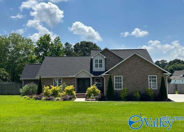 Property at 45 Jonquil Dr, Guntersville, AL 35976, 4 beds, 3.5 baths