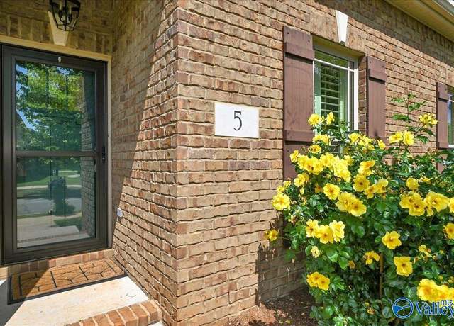 Property at 5 Leyland Dr, Huntsville, AL 35824, 3 beds, 3 baths