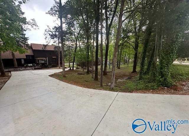 Property at 1424 Governors Dr SE, Huntsville, AL 35801, 4 beds, 2.5 baths