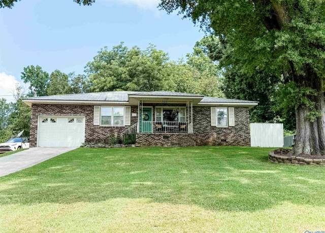 Property at 2020 Mayfield Dr, Gadsden, AL 35901, 3 beds, 2 baths