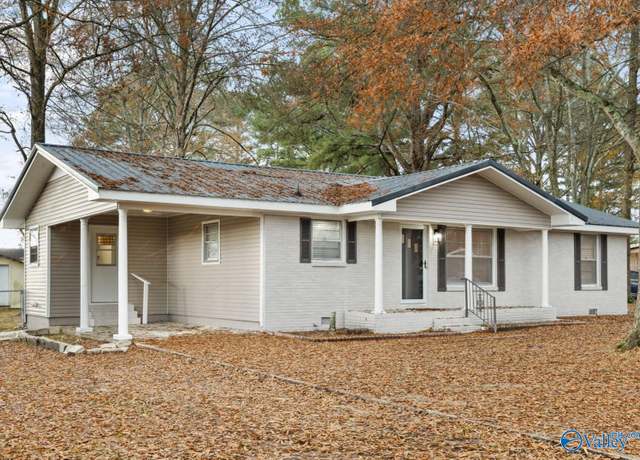 Property at 744 Williams St, Hartselle, AL 35640, 3 beds, 1.5 baths