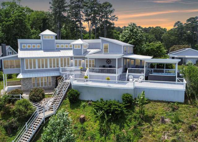Property at 724 Bluff Dr, Rogersville, AL 35652, 5 beds, 3 baths