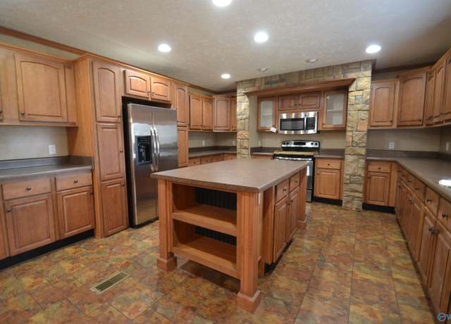 Property at 370 Mount Carmel Dr, Guntersville, AL 35976, 4 beds, 2 baths