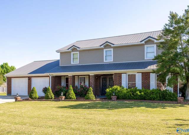 Property at 1740 Nottingham Dr SW, Decatur, AL 35603, 4 beds, 2.5 baths