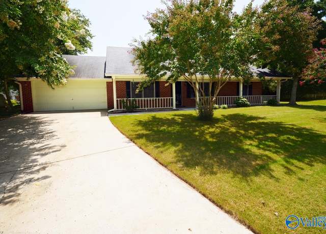 Property at 102 Highgate Cir, Meridianville, AL 35759, 3 beds, 2 baths