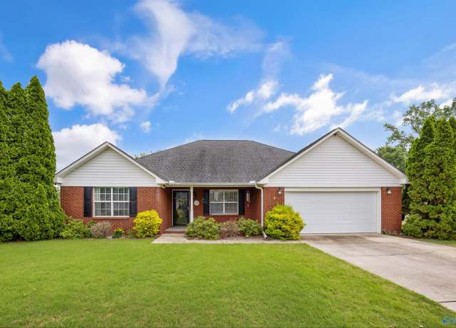 Property at 1904 Glenwood Dr, Hartselle, AL 35640, 3 beds, 2 baths