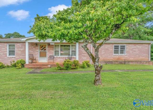 Property at 10104 Memorial Parkway North, Huntsville, AL 35810, 4 beds, 2 baths
