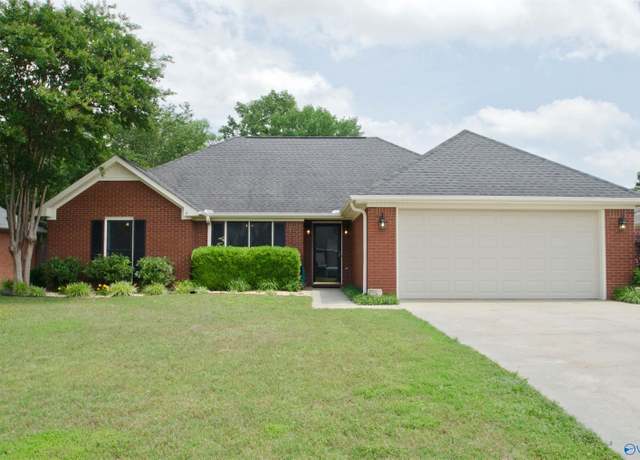 Property at 1422 Lake Crest Dr SW, Decatur, AL 35603, 3 beds, 2 baths