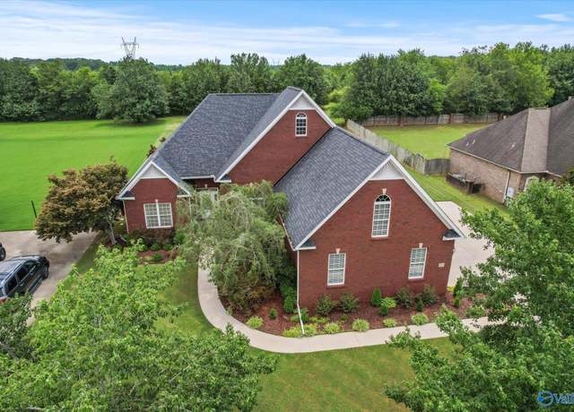 Property at 2010 Englewood Pl SW, Decatur, AL 35603, 4 beds, 3 baths