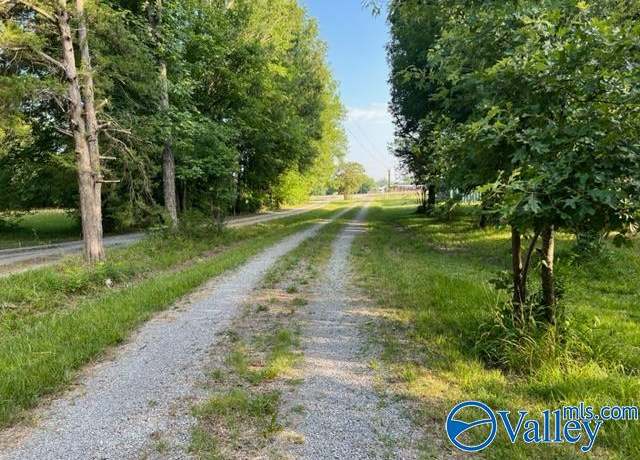 Property at 8 E Woods Private Dr, Falkville, AL 35622, 4 beds, 2 baths