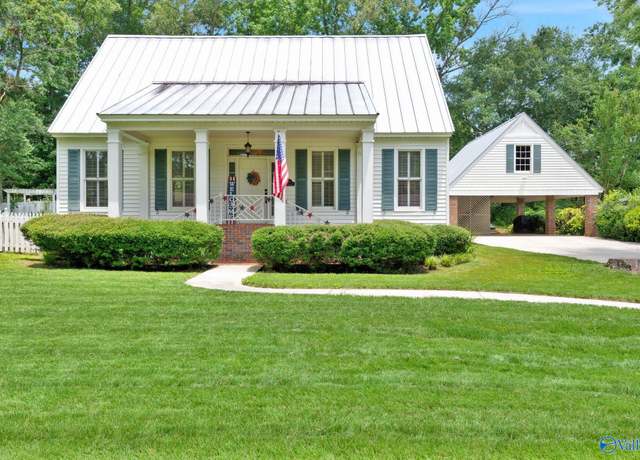 Property at 111 Tanglewood Dr, Moulton, AL 35650, 3 beds, 2 baths