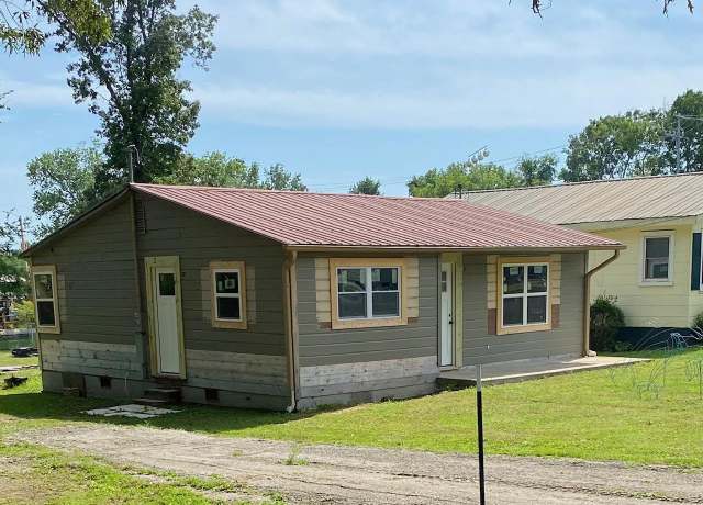 Property at 408 Ponroy St, Scottsboro, AL 35768, 2 beds, 1 bath