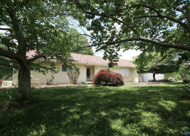 Property at 829 10th St NW, Arab, AL 35016, 4 beds, 3 baths