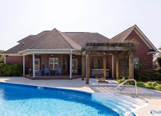 Property at 1907 Weatherly Cir SW, Decatur, AL 35603, 5 beds, 4 baths