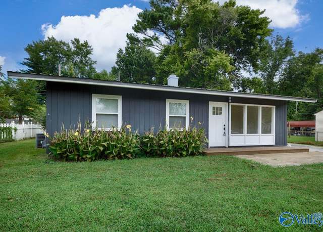 Property at 1703 Oakwood Ave, Huntsville, AL 35801, 3 beds, 1.5 baths
