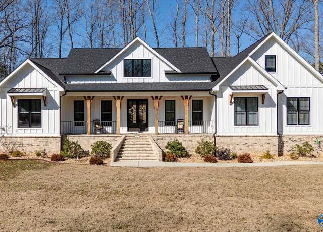 Property at 835 Edgewater Dr, Jasper, TN 37347, 4 beds, 4.5 baths