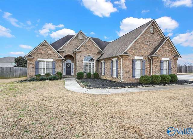 Property at 614 Avalon Dr SW, Hartselle, AL 35640, 4 beds, 3.5 baths