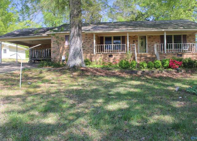 Property at 202 Linville St, Scottsboro, AL 35768, 3 beds, 2 baths