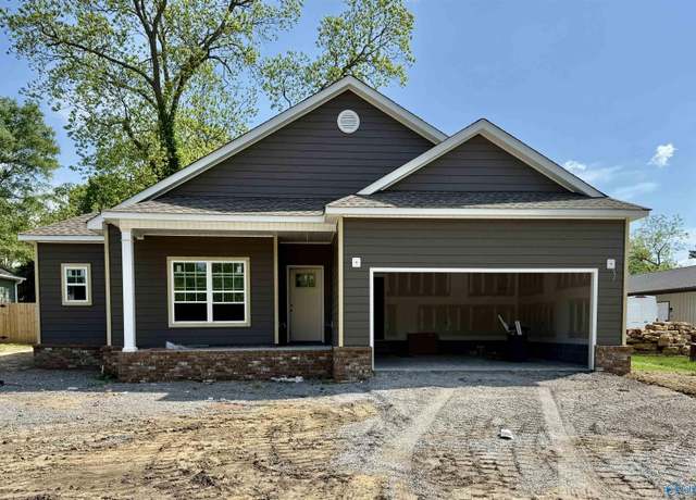 Property at 402 Woodall St SW, Hartselle, AL 35640, 3 beds, 2 baths