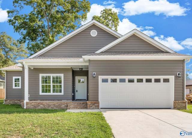 Property at 402 Woodall St SW, Hartselle, AL 35640, 3 beds, 2 baths