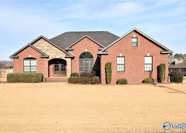 Property at 380 Creekside Cir, Gadsden, AL 35901, 3 beds, 2 baths