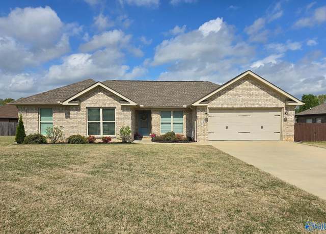 Property at 231 SE Cambridge Dr SE, Decatur, AL 35603, 3 beds, 2 baths