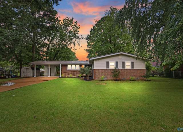 Property at 1006 NW Elm St NW, Hartselle, AL 35640, 3 beds, 2 baths