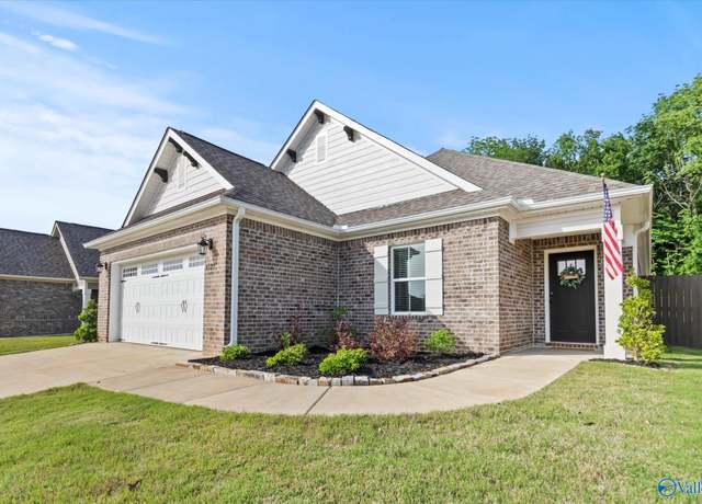 Property at 6527 Oak Meadow Dr SE, Owens Cross Roads, AL 35763, 3 beds, 3 baths