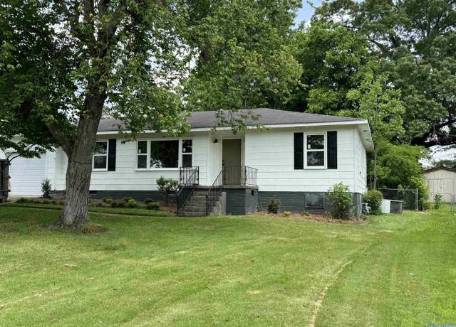 Property at 1929 Lookout St, Gadsden, AL 35904, 3 beds, 2 baths