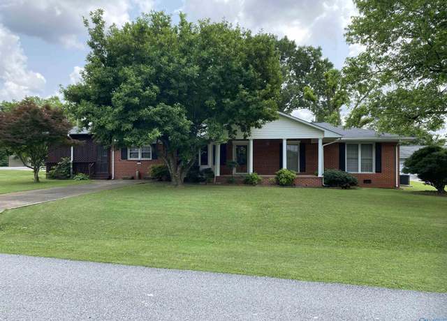 Property at 1501 Reynard St W, Athens, AL 35611, 2 beds, 2 baths