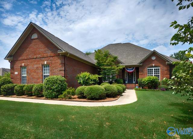 Property at 1014 Edgewater Dr SW, Huntsville, AL 35824, 4 beds, 3.5 baths