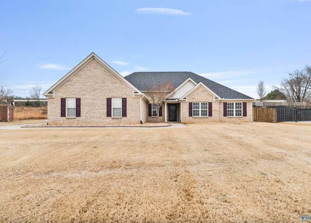 Property at 112 Pineda Dr, Huntsville, AL 35811, 4 beds, 3 baths