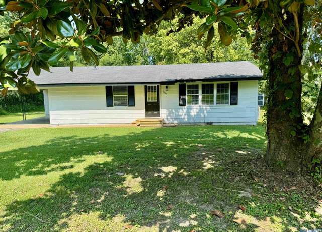 Property at 1017 NE Bethel St, Hartselle, AL 35640, 3 beds, 2 baths