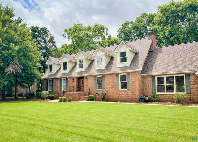 Property at 4517 Arrowhead Dr SE, Decatur, AL 35603, 4 beds, 3.5 baths