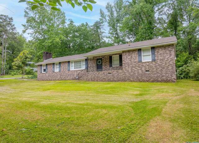 Property at 2500 Montezuma Dr, Gadsden, AL 35904, 3 beds, 2 baths