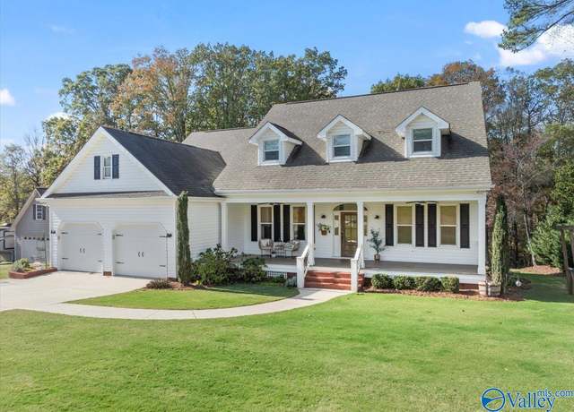 Property at 131 Cardinal Dr, Guntersville, AL 35976, 5 beds, 3.5 baths